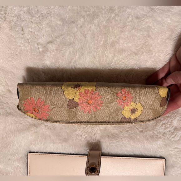 Coach Floral Notebook and pen holder - Floral Cluster in Khaki Signature Canvas - Picture 3 of 13